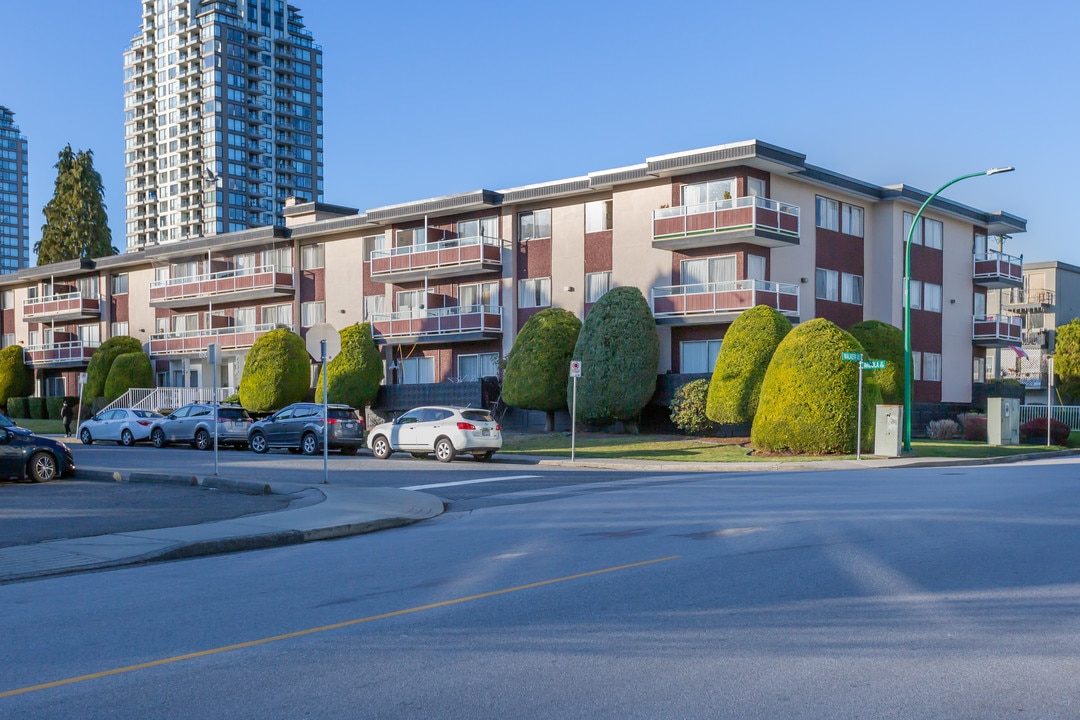 Doulton Arms Apartments in Burnaby, BC - Building Photo