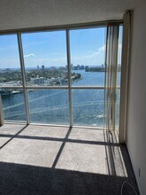 7601 E Treasure Dr, Unit PH-104 in North Bay Village, FL - Foto de edificio - Building Photo