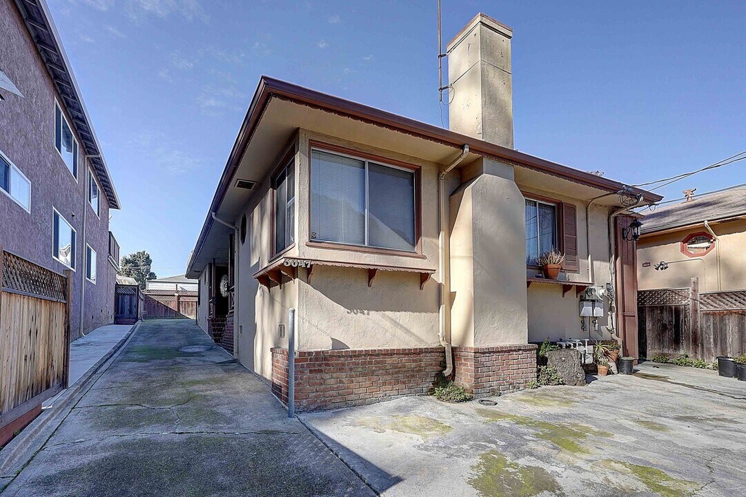 3047-3049 Berlin Way in Oakland, CA - Building Photo