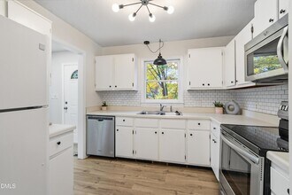 6422 English Oaks Dr in Raleigh, NC - Foto de edificio - Building Photo