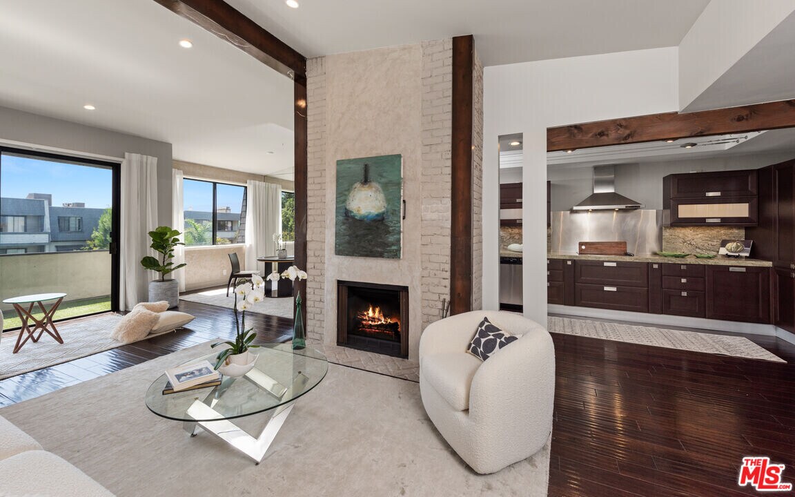 306 Bora Bora Way in Marina Del Rey, CA - Building Photo
