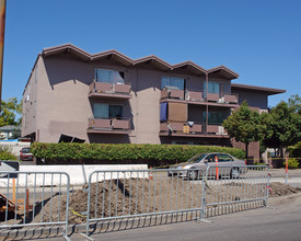 Middlefield Apartments in Redwood City, CA - Foto de edificio - Building Photo