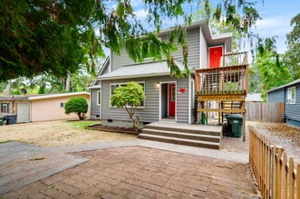 766 120th St S, Unit A in Tacoma, WA - Foto de edificio - Building Photo