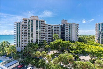 600 Grapetree Dr in Key Biscayne, FL - Building Photo - Building Photo
