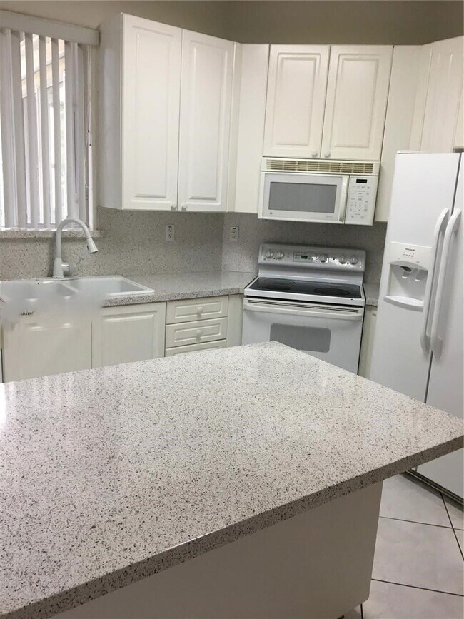 11244 NW 54th Terrace in Doral, FL - Building Photo - Building Photo
