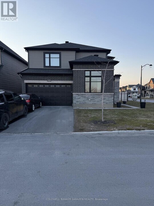 523 Anchor Cir in Ottawa, ON - Building Photo