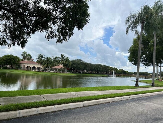 2564 Centergate Dr, Unit 303 in Miramar, FL - Foto de edificio - Building Photo