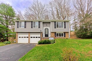 9705 Locust Hill Dr in Great Falls, VA - Building Photo