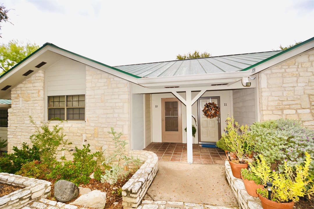 300 Poker Chip-Unit -10 in Horseshoe Bay, TX - Building Photo