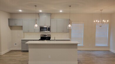 685 The Cottages Dr in Godley, TX - Building Photo - Building Photo