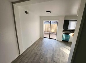 4339 E 68th St, Unit 502 in Tulsa, OK - Foto de edificio - Building Photo