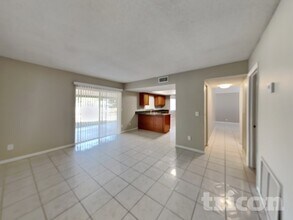 16137 Ravendale Dr, Unit 3 in Tampa, FL - Building Photo - Building Photo