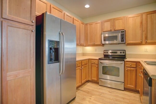 property at 1020 E Longport Cir