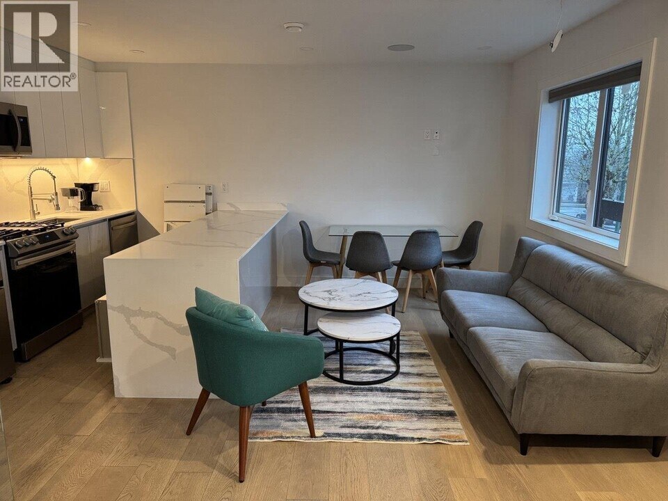 2881 E Georgia St in Vancouver, BC - Building Photo