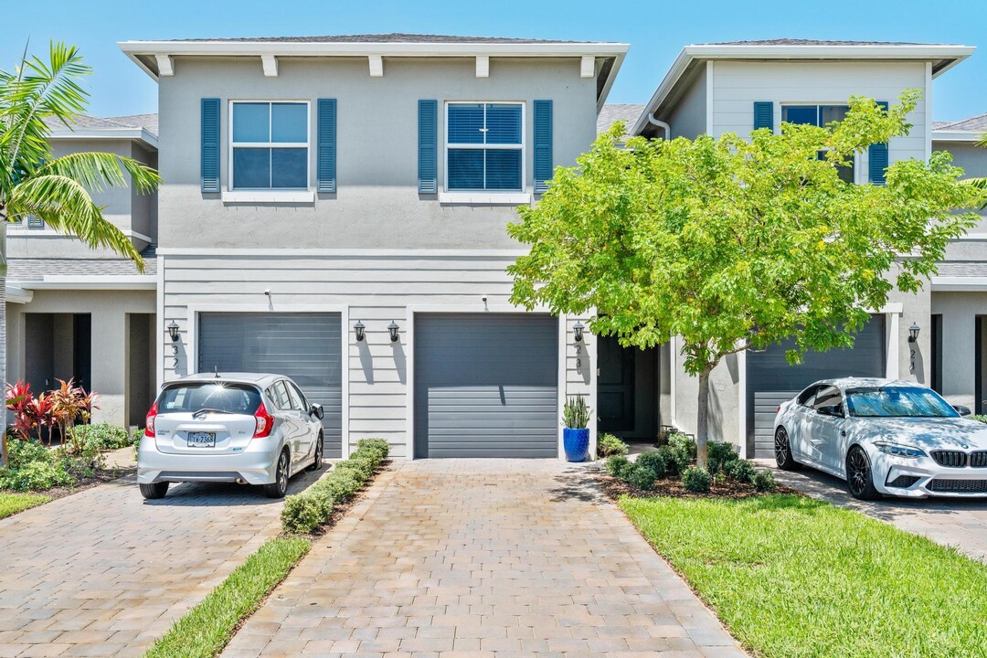 28 Bandol St in Riviera Beach, FL - Building Photo