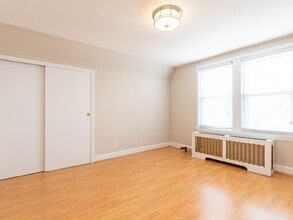 15 Russell Rd, Unit 2 in Somerville, MA - Foto de edificio - Building Photo