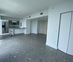 185 SW 7th St, Unit 1400 in Miami, FL - Foto de edificio - Building Photo