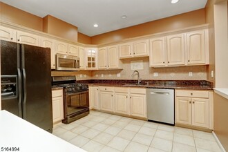 72 Emily Pl in Parsippany Troy Hills, NJ - Building Photo - Building Photo