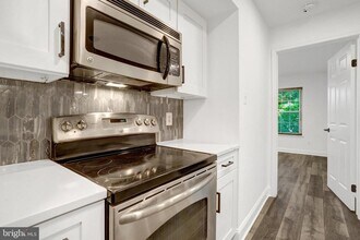 3307 Wyndham Cir in Alexandria, VA - Foto de edificio - Building Photo