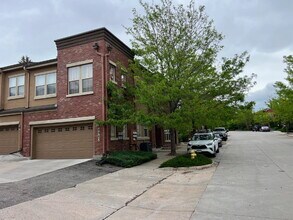 8963 E Nichols Pl in Centennial, CO - Foto de edificio - Building Photo