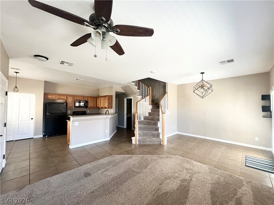 10021 Government Point Way in Las Vegas, NV - Building Photo