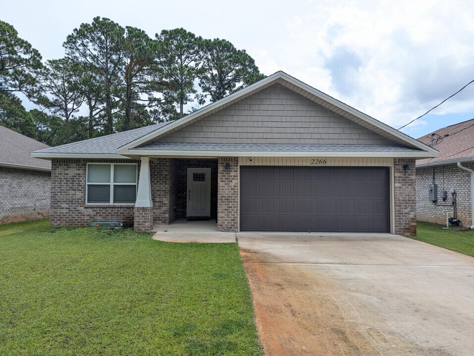 2266 Paloma St in Navarre, FL - Building Photo