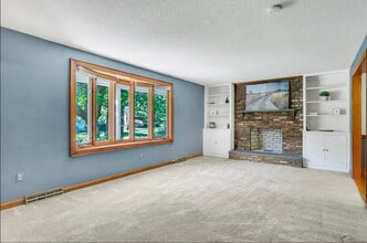 63 Oakwood Dr in Longmeadow, MA - Building Photo - Building Photo