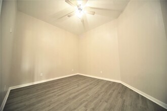 12328 N Chestnut Hls Dr in Cut And Shoot, TX - Foto de edificio - Building Photo