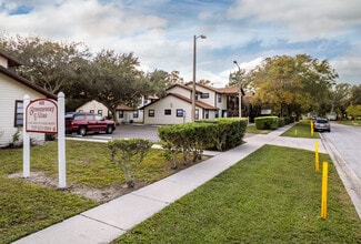 Breezeway Villas Apartments in Pinellas Park, FL - Foto de edificio - Building Photo