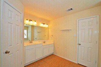 5327 Stonegate Dr in Richmond, TX - Building Photo - Building Photo