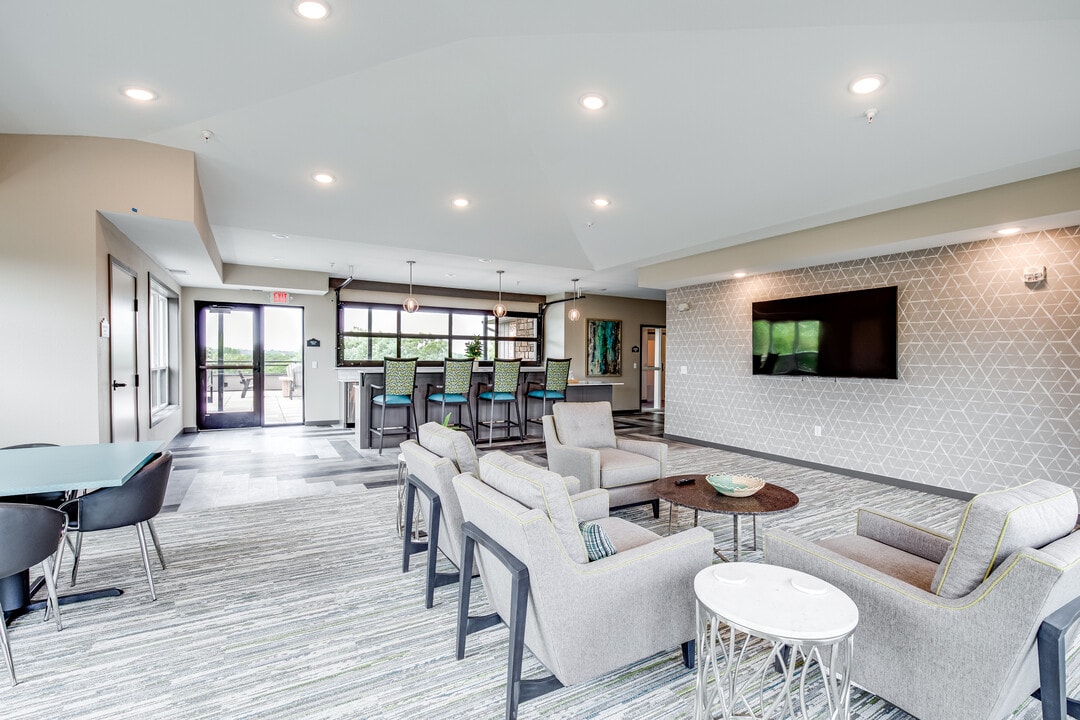 Overlook at Crystal Lake in Burnsville, MN - Foto de edificio