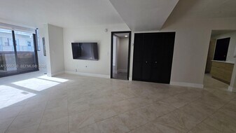 250 Galen Dr in Key Biscayne, FL - Building Photo
