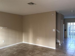 2066 NE 167th St-Unit -3-111 in North Miami Beach, FL - Building Photo - Building Photo