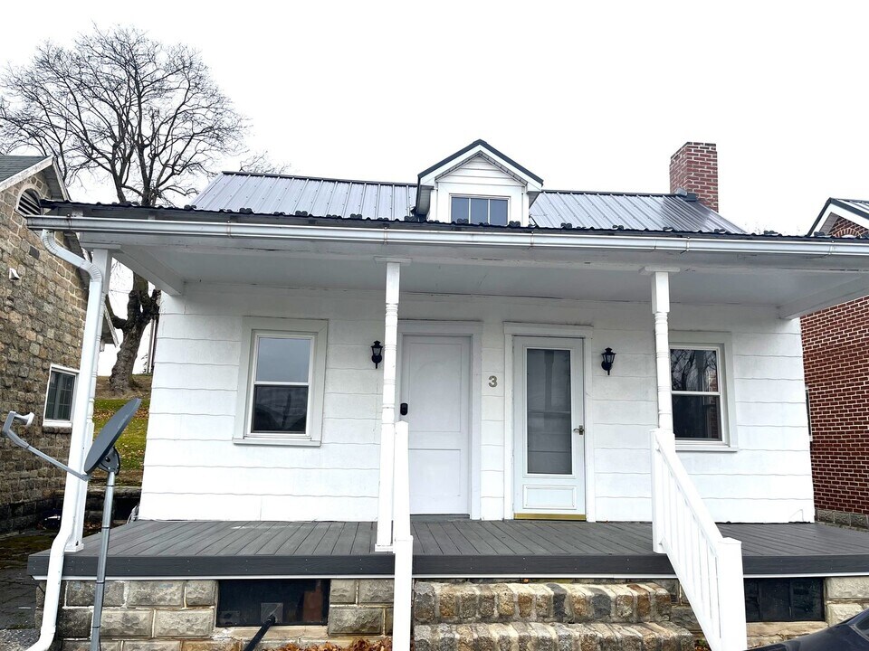 7325 Molly Pitcher Hwy in Greencastle, PA - Building Photo