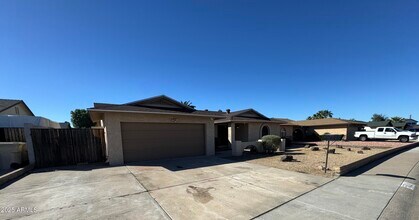 5021 W Mercer Ln in Glendale, AZ - Building Photo - Building Photo