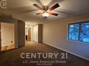 144 Black Oak St in Grants Pass, OR - Building Photo - Building Photo