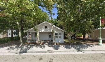 142 S Weed Blvd in Weed, CA - Building Photo