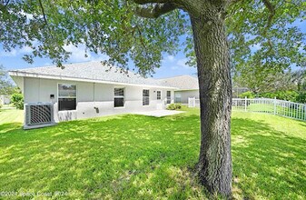 2711 Stratford Pointe Dr in West Melbourne, FL - Foto de edificio - Building Photo