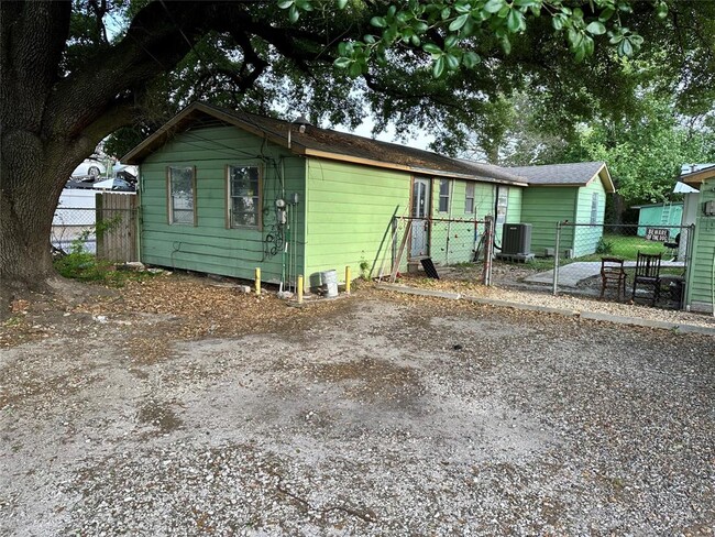 13331 W Hardy Rd in Houston, TX - Building Photo - Building Photo