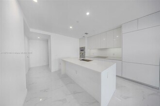 700 NE 24th St, Unit 1803 in Miami, FL - Building Photo - Building Photo