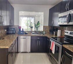 9777 NW 45th Ln in Doral, FL - Building Photo - Building Photo