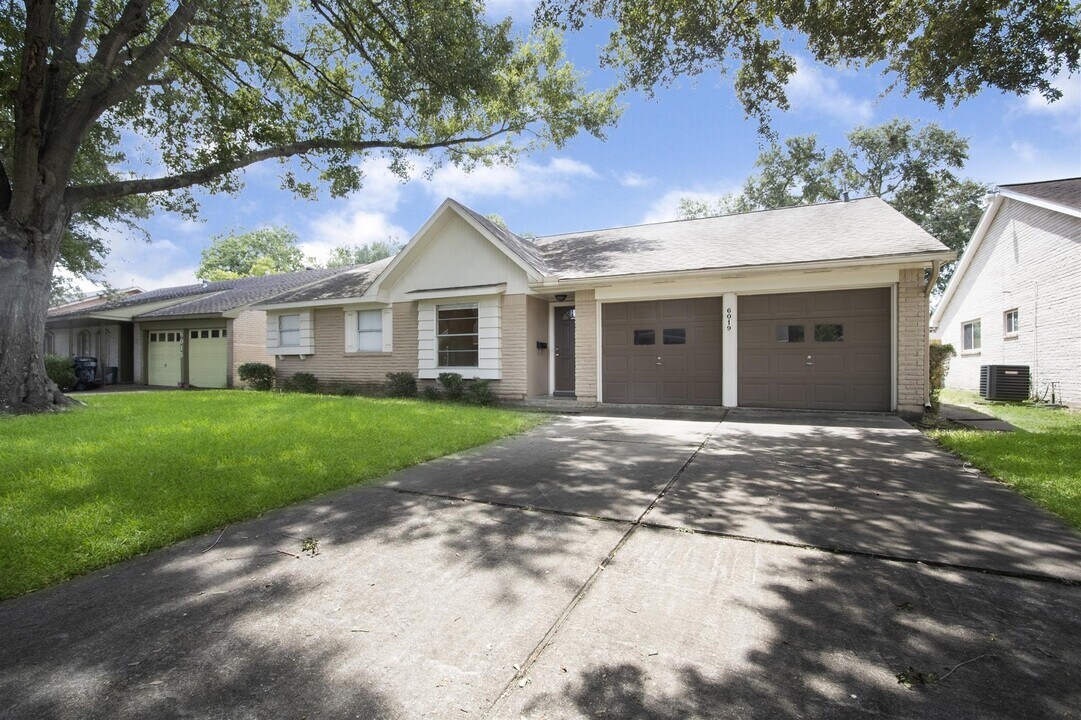 6019 Spellman Rd in Houston, TX - Building Photo