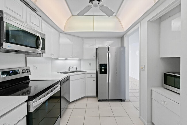 2425 Presidential Way in West Palm Beach, FL - Building Photo - Building Photo