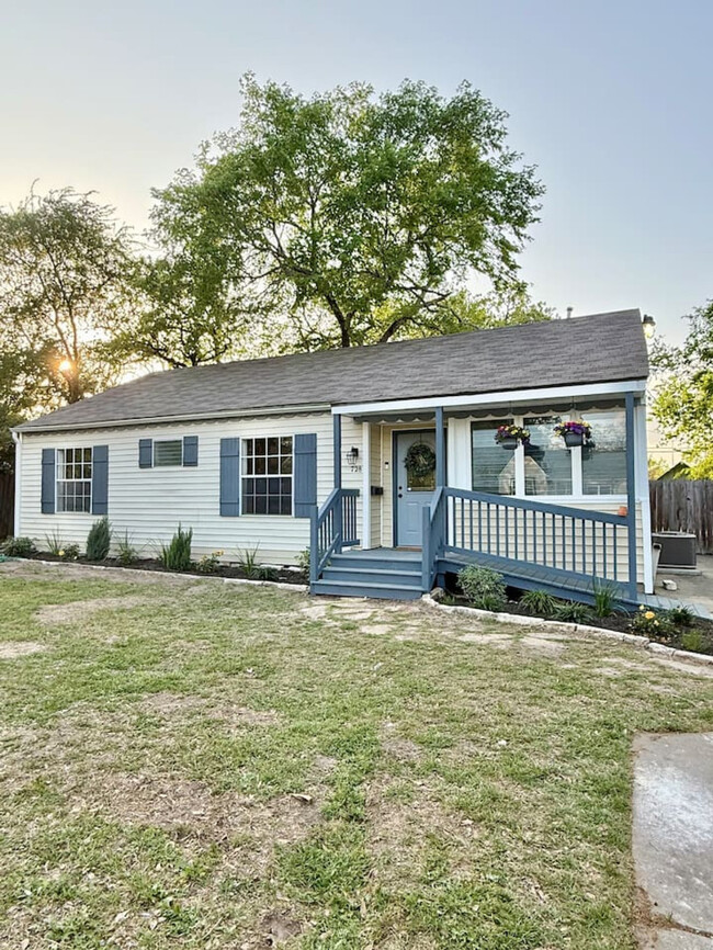 728 Meadow Ln in Bryan, TX - Foto de edificio - Building Photo