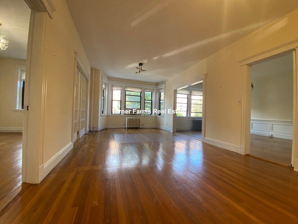 223 Saint Paul St, Unit 2 in Brookline, MA - Foto de edificio