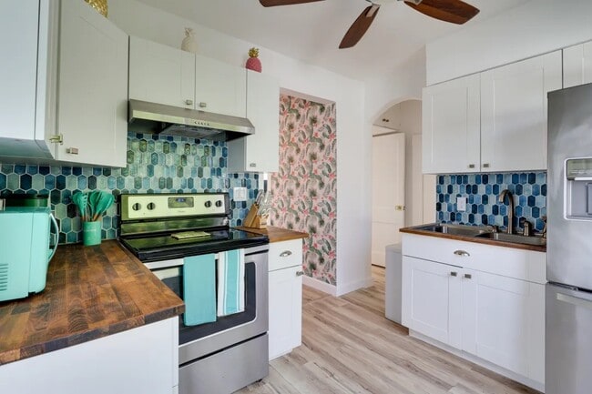 1320 SW 11th St, Unit 3 in Miami, FL - Foto de edificio - Building Photo