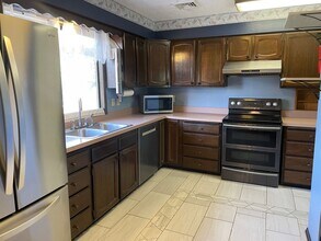 8630 Hillcrest Dr NE in Moses Lake, WA - Foto de edificio - Building Photo