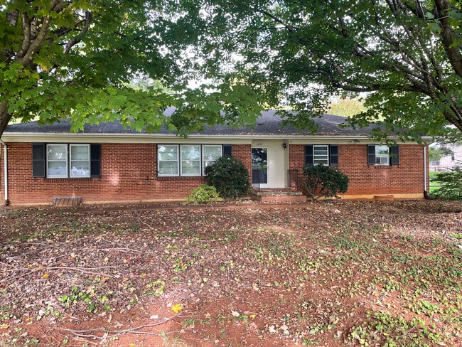 1240 Burnbridge Rd in Forest, VA - Foto de edificio - Building Photo