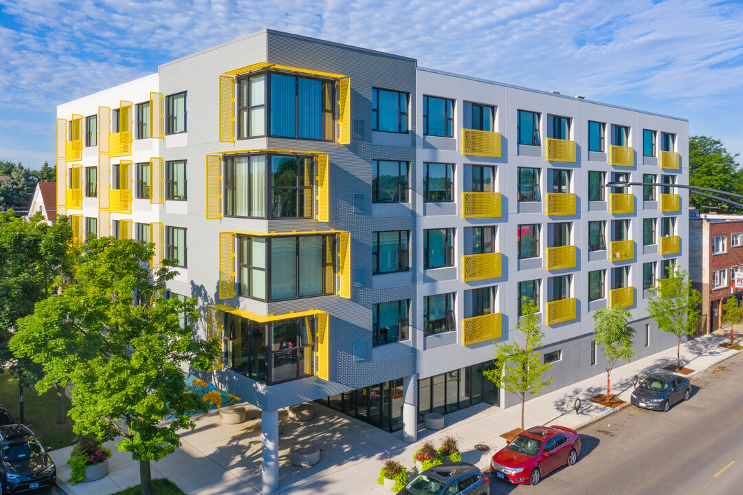 Oso Apartments in Chicago, IL - Building Photo