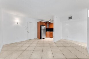 150 SW 10th St, Unit 3 in Miami, FL - Building Photo
